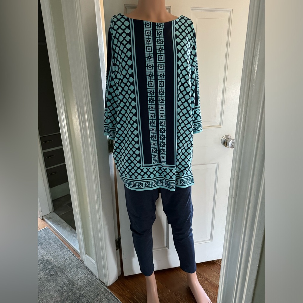 Like New Top Size 3X Looks great w Leggings